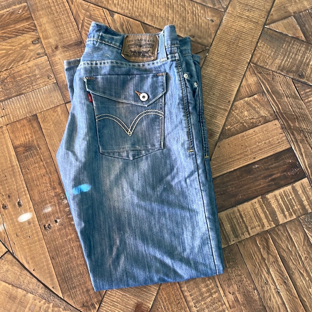 Men’s size 34x30 Low boot cut 527 Levi’s Jeans